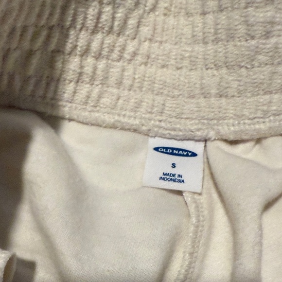 Old Navy Women's Athletic Cream Shorts - Picture 3 of 3